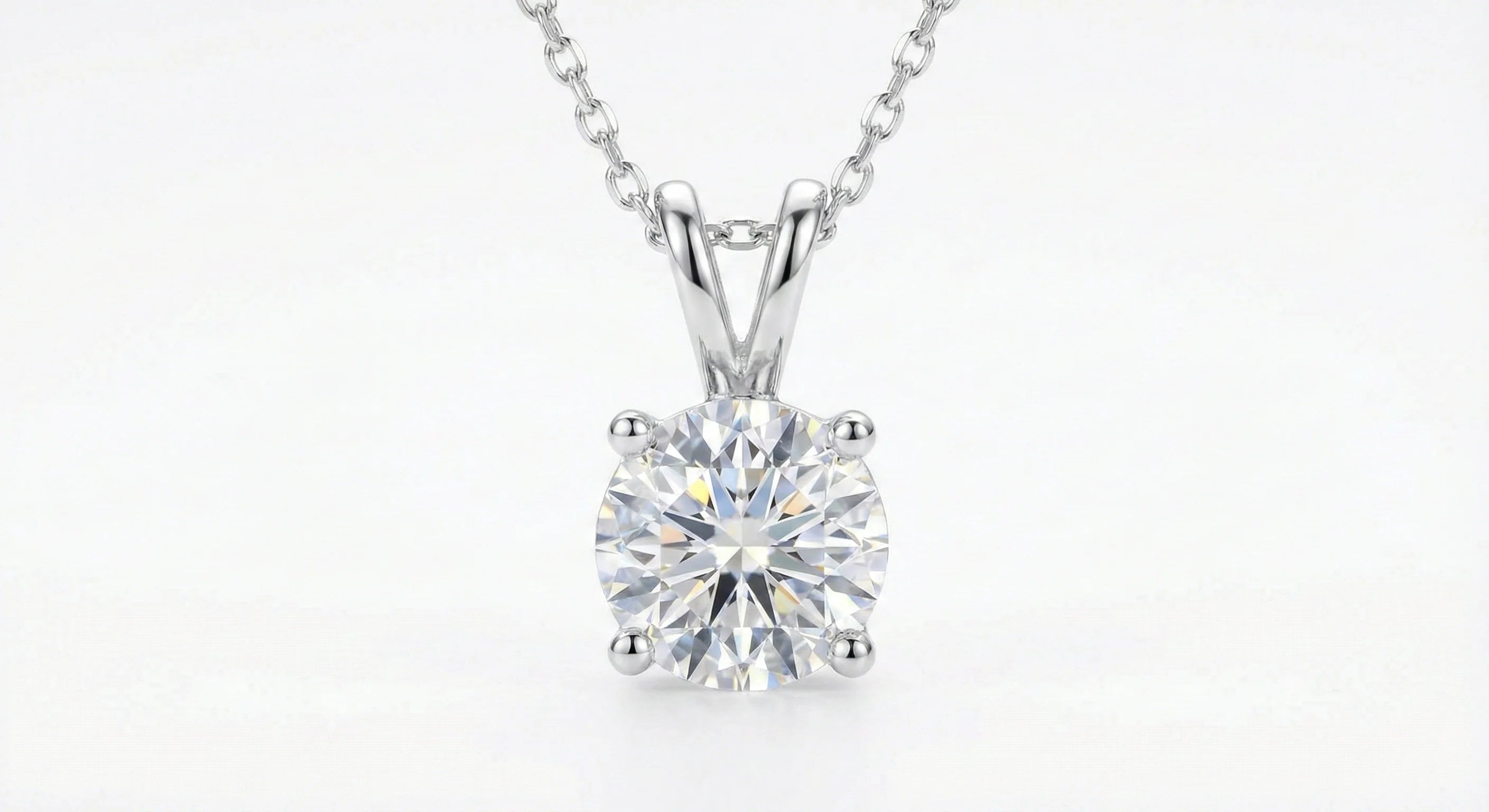 Moissanite vs Diamond: Smart Everyday Luxury in 2025